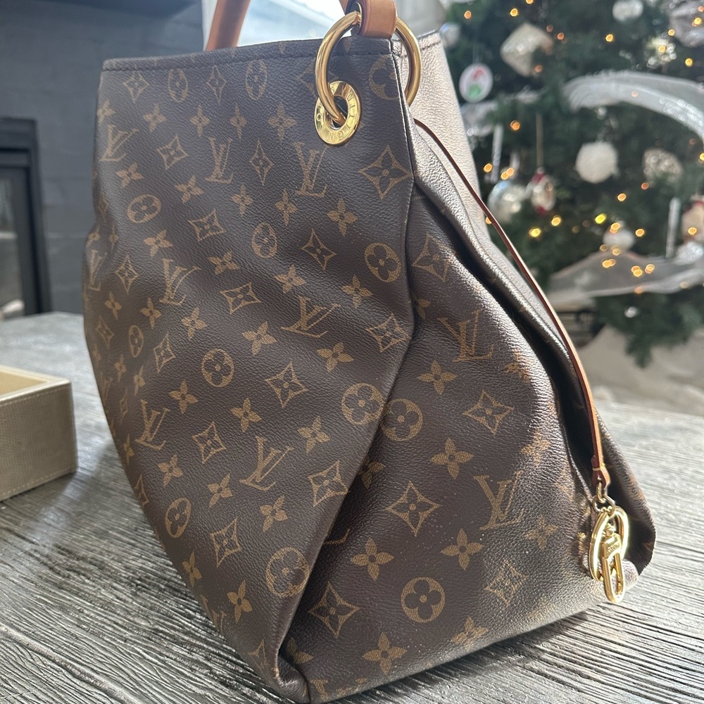 Large LV shoulder bag☺️ - Picture 3 of 5